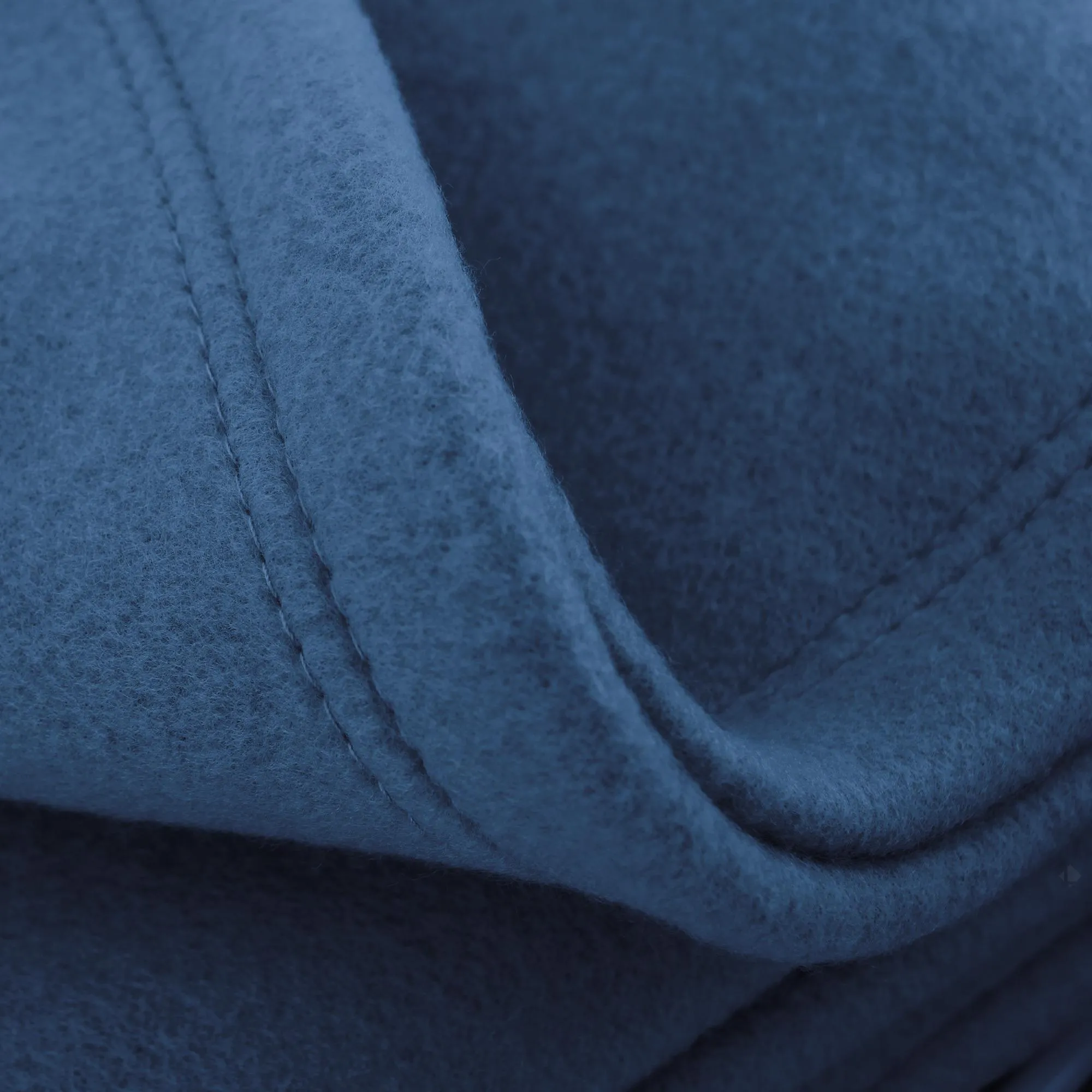 Couverture polaire 180x220 cm Isba, Marine - 100% Polyester 320 g/m2, traité non-feu