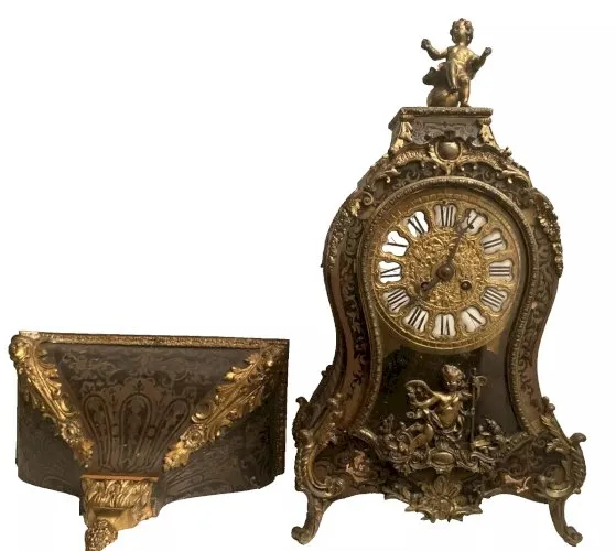 Cartel et son cul de lampe en marqueterie de laiton et écaille brune XXsiècle