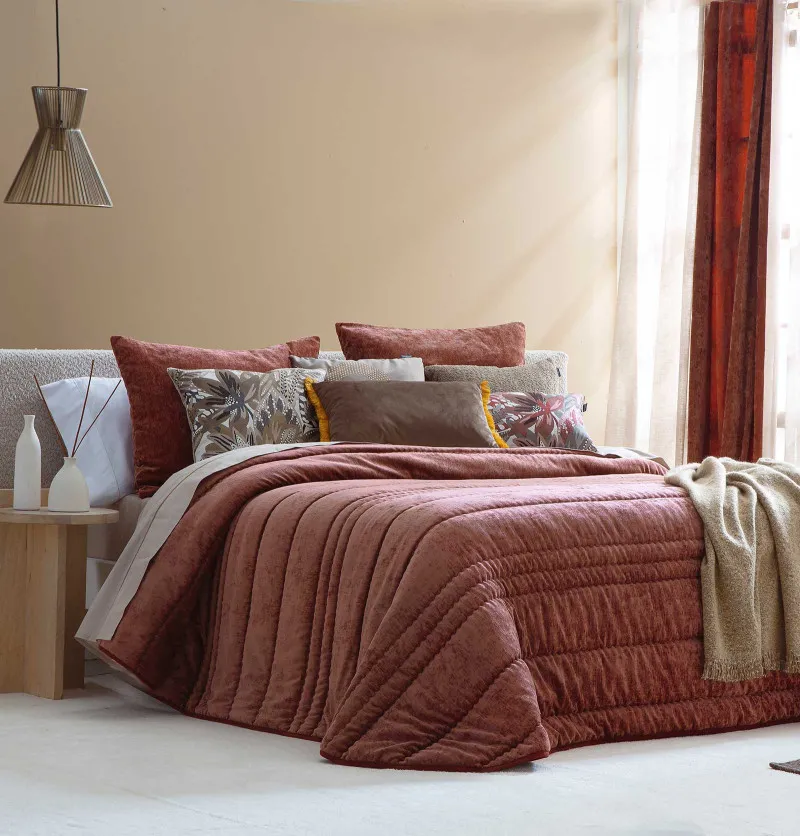 Couvre-lit velours matelassé et ses housses coussins Nui lie de vin