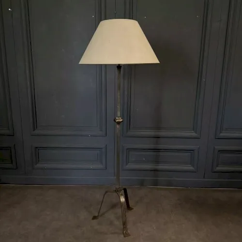 Lampadaire brutaliste en ferronnerie 1970 pied tripode L8209